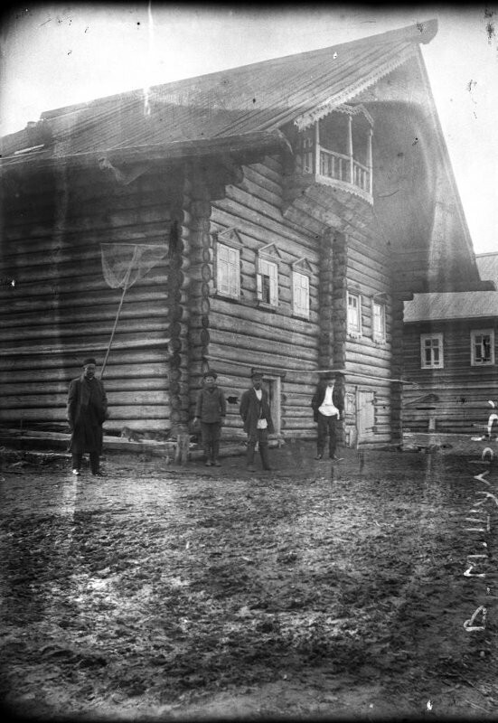 Крестьяне около избы. Деревня Митинская Пинежского уезда Архангельской губернии
