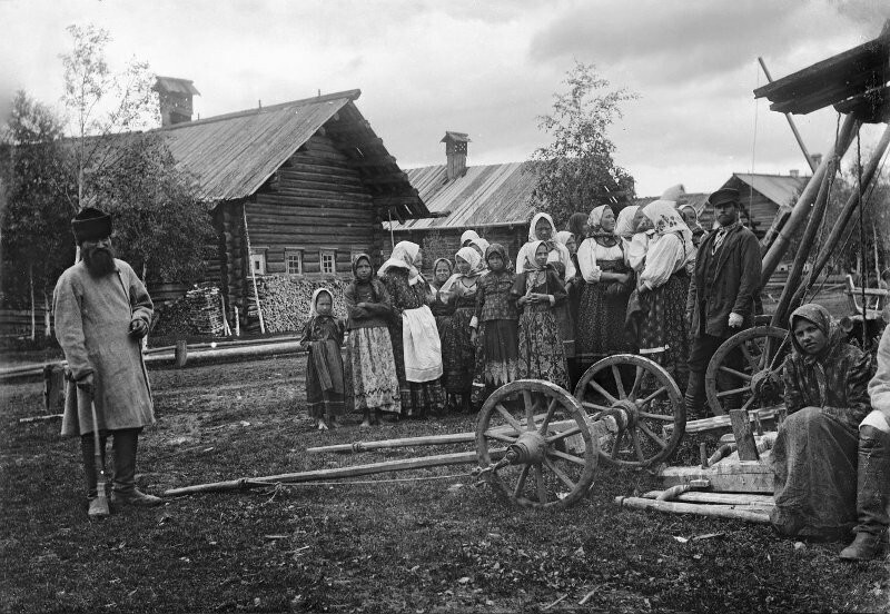 Крестьянские девушки около мастерской плотника. Пинежский уезд Архангельской губернии