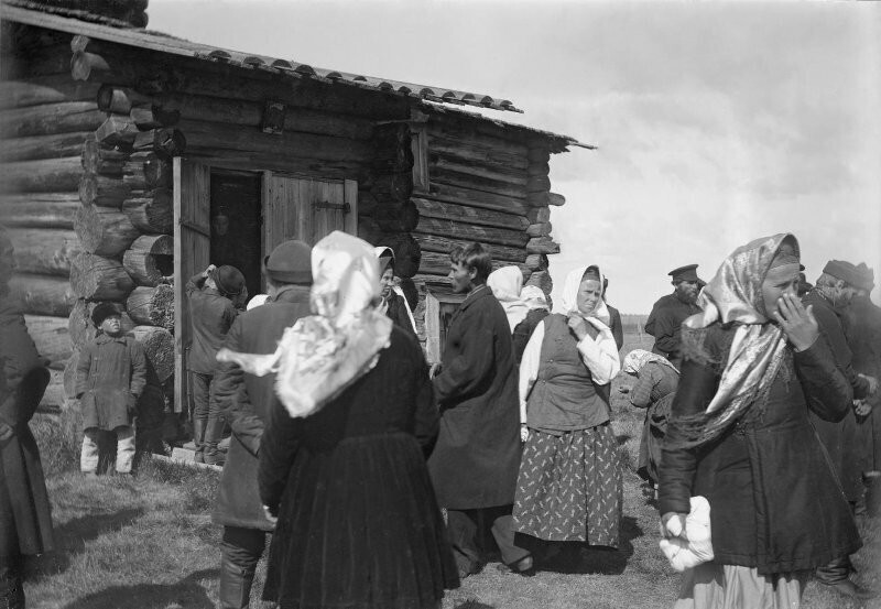 Крестьяне около входа в церковь. Пинежский уезд Архангельской губернии