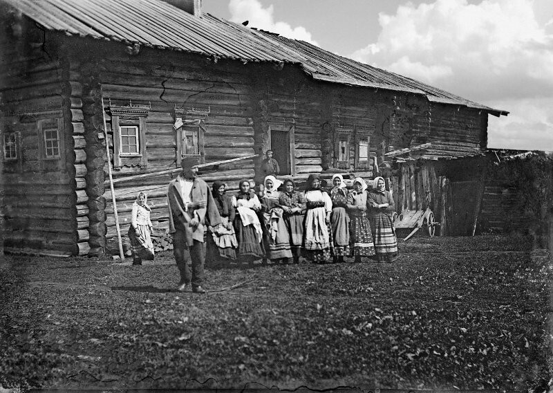 Крестьянские девушки на фоне избы. Пинежский уезд Архангельской губернии