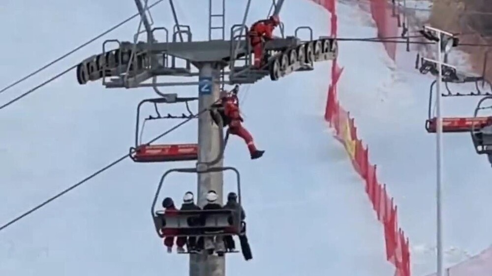 Туристы несколько часов провисели на застрявшем подъемнике