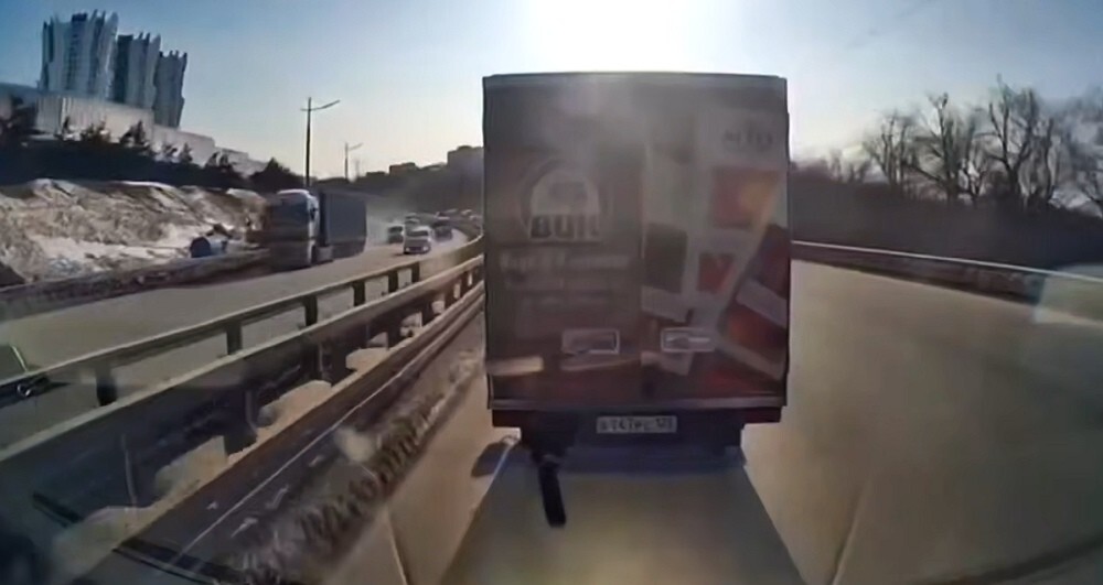 Грузовик не пропустил машину скорой помощи, из-за чего пациентка получила травмы