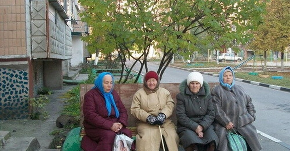 Куда делись бабушки у подъезда — и почему вместе с ними ушла целая эпоха