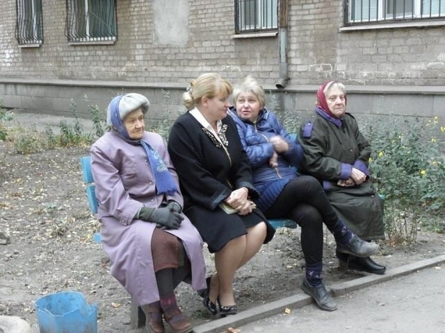 Куда делись бабушки у подъезда — и почему вместе с ними ушла целая эпоха