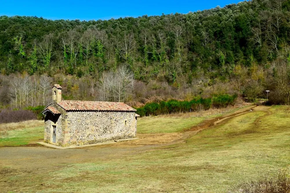 Скромная одинокая святыня, скрывающаяся в сердце древнего вулкана