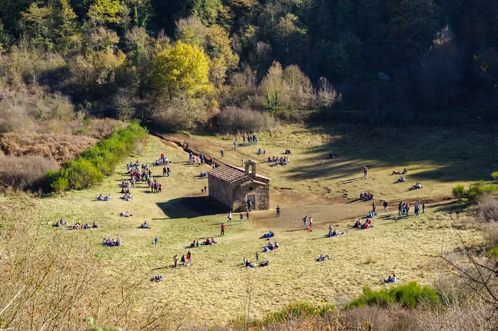 Скромная одинокая святыня, скрывающаяся в сердце древнего вулкана