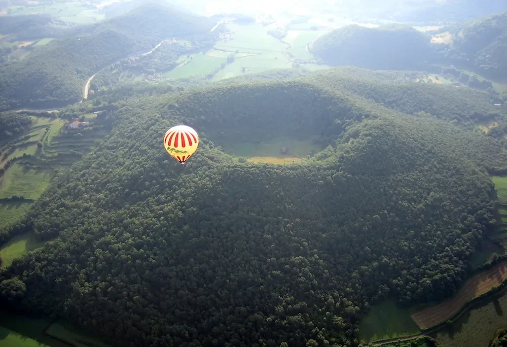 Скромная одинокая святыня, скрывающаяся в сердце древнего вулкана