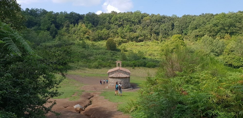 Скромная одинокая святыня, скрывающаяся в сердце древнего вулкана