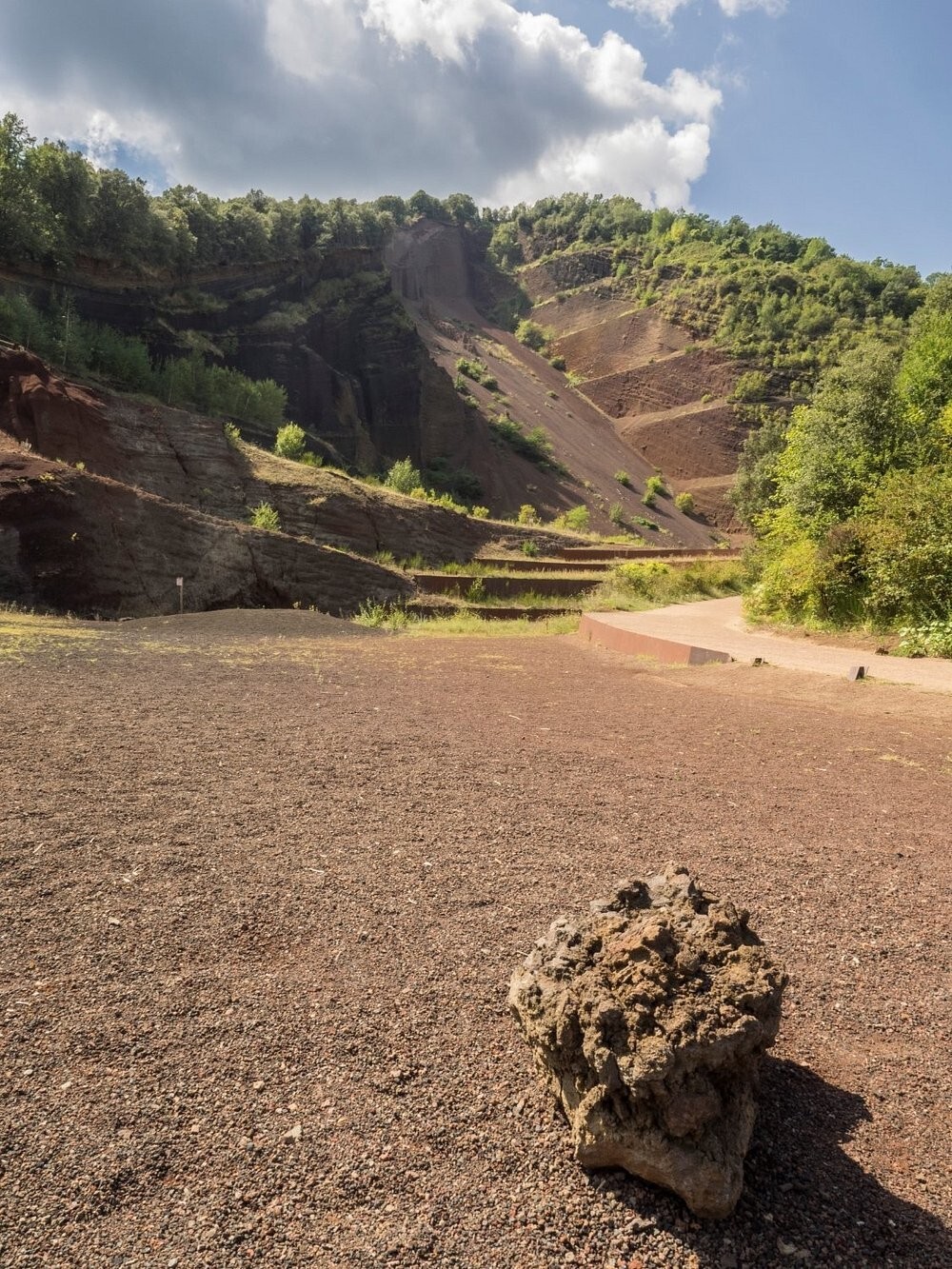 Скромная одинокая святыня, скрывающаяся в сердце древнего вулкана