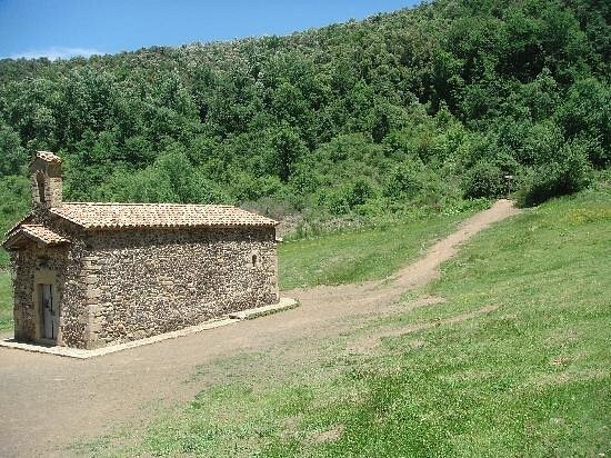 Скромная одинокая святыня, скрывающаяся в сердце древнего вулкана