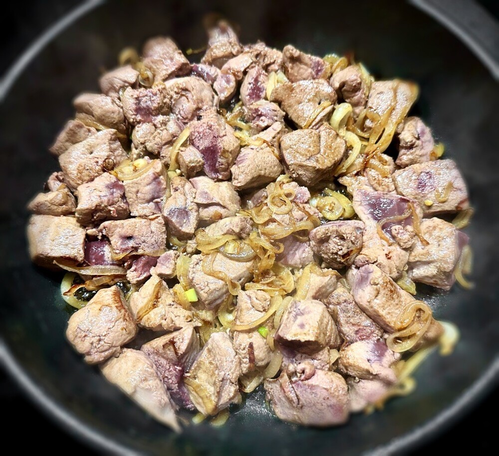 Печень говяжья. Жареная с луком. Это очень быстро