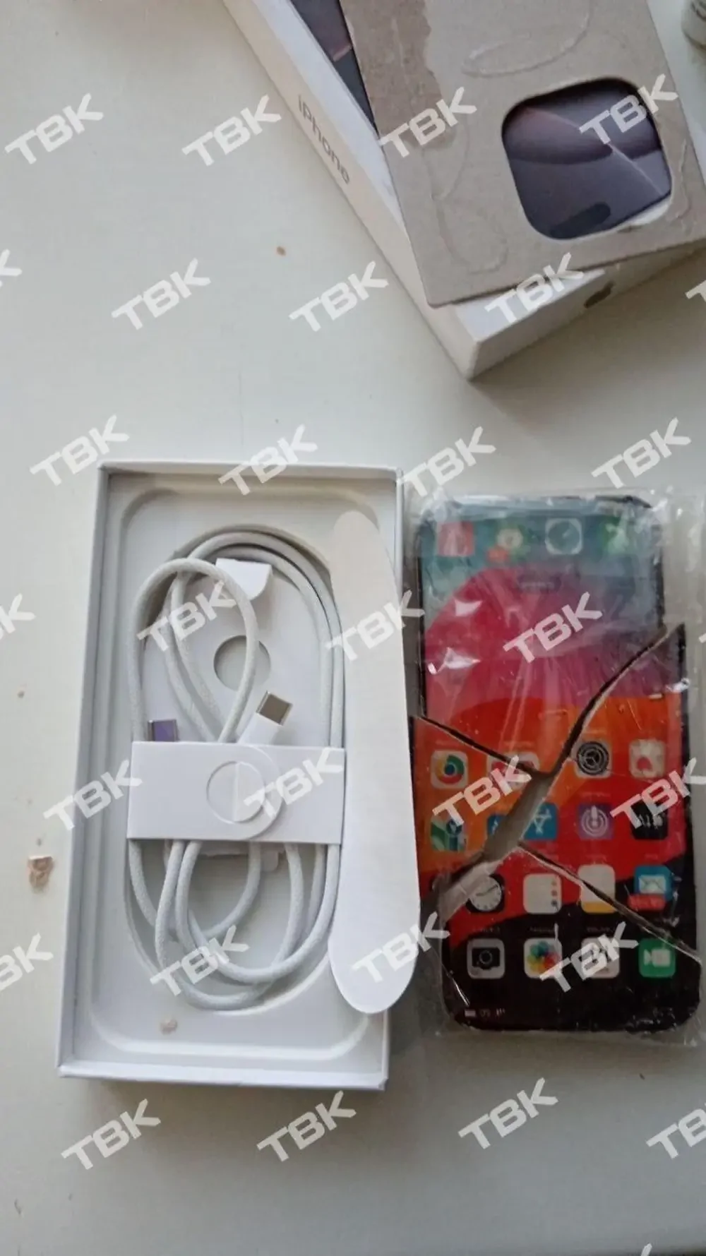 Девочка вытянула из игрового автомата iPhone 16, но вместо телефона в коробке её ждала шоколадка