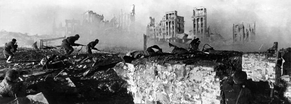 6. Красноармейцы наступают среди руин Сталинграда (1943)