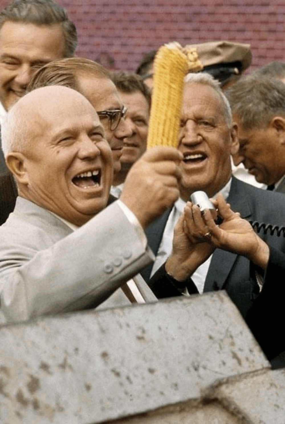 4. Никита Сергеевич Хрущёв во время своего визита в США в 1959 году держит кукурузный початок