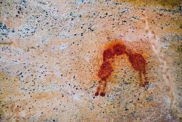 1. 12 000-летняя наскальная живопись, напоминающая слившихся в поцелуе влюблённых, в Педра Фурада, Бразилия