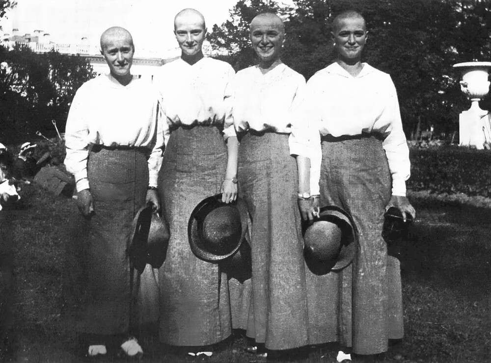 10. Анастасия, Татьяна, Ольга и Мария, дочери Николая II (около 1914 года)