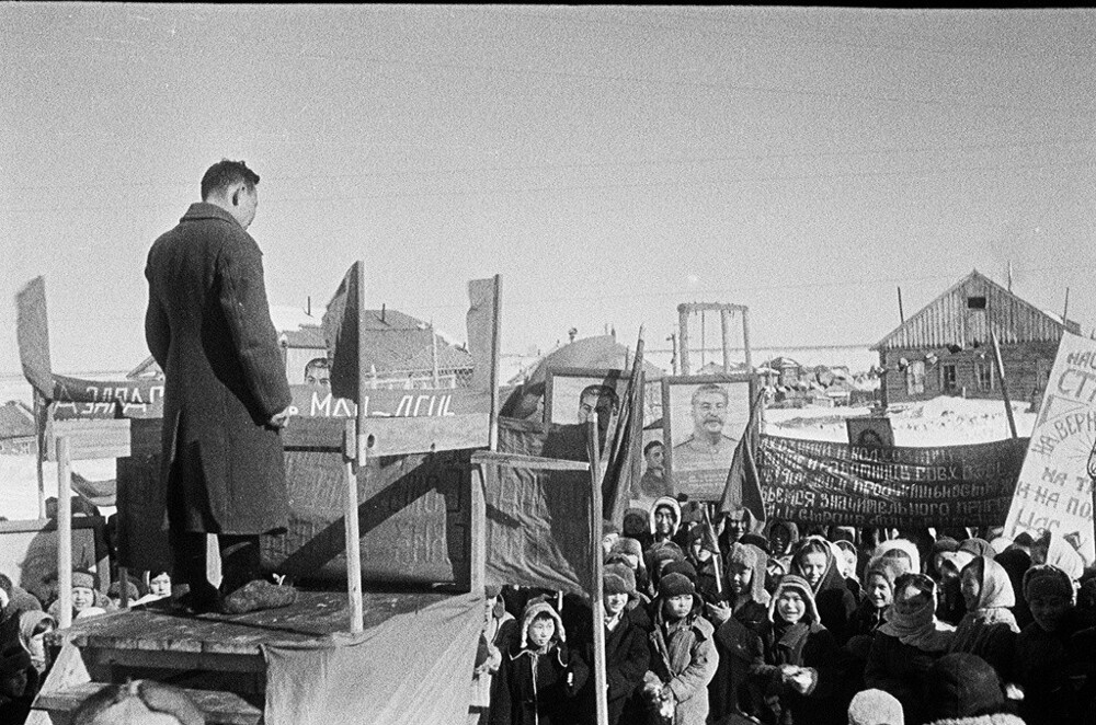 Первомайская демонстрация в посёлке Певек, Чукотка. Начало 1950‑х годов. Фото Петра Никушенко
