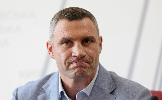 "А вы чего до сих пор в Киеве?! Я ж сказал валить! Я сам уже давно свалил. Вы дебилы что ли там без тепла сидеть?! Кто последний, тот выключает свет", - мэр Киева
