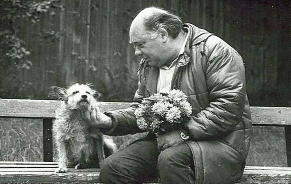 5. Евгений Леонов чешет явно довольного любимца