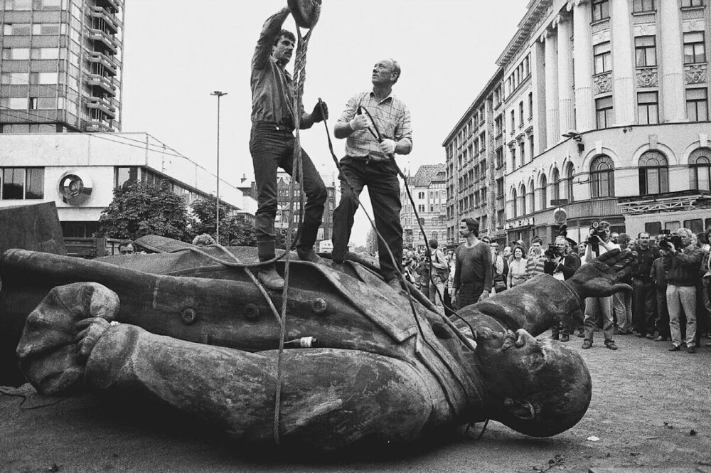 Снос памятника Ленину, Рига, 1991 год