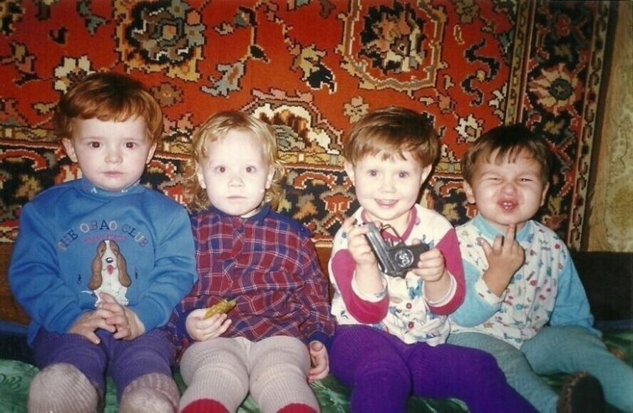 	Детство))