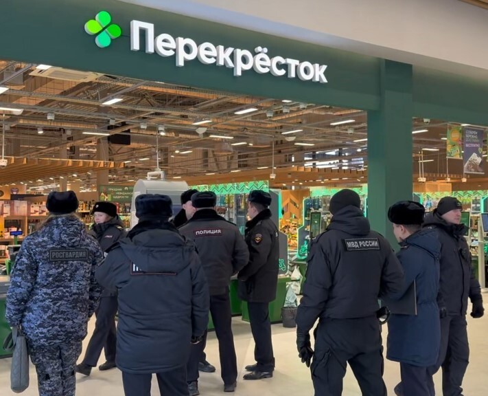 1414 сотрудников полиции и Росгвардии проверили 139 магазинов сети "Перекрёсток". Выявляли нарушения миграционного законодательства среди иностранных работников