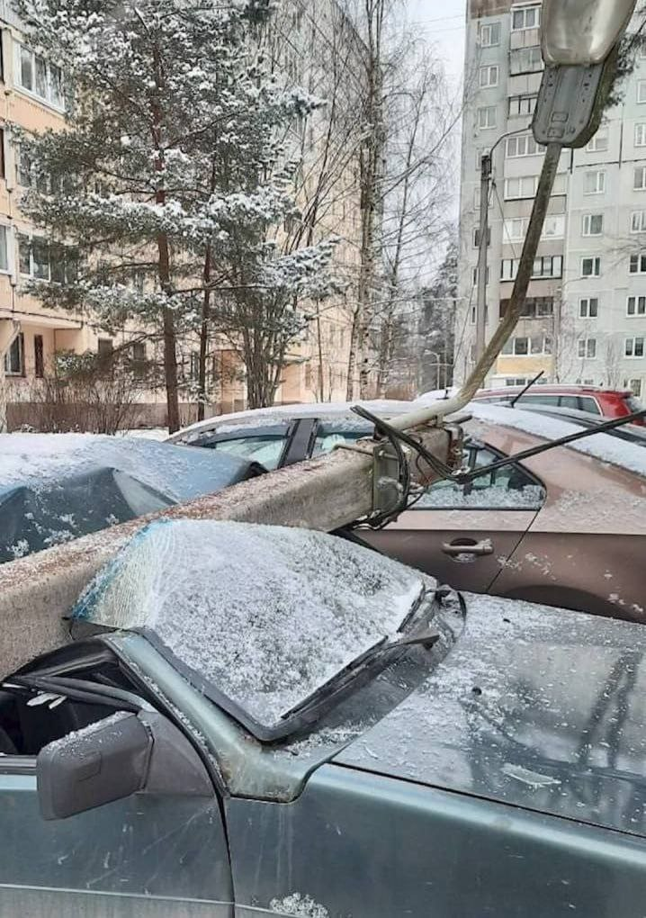 «Аккуратная» уборка снега: самосвал со снегом уронил столб на легковушку