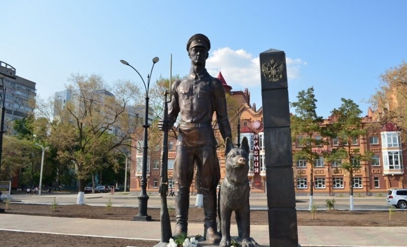 Бронзовые герои: Памятники, посвященные безусловной верности