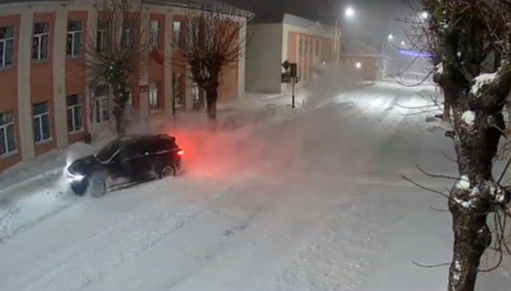 Белорус два раза въехал в забор, чтобы получить страховку, но вместо этого лишился прав