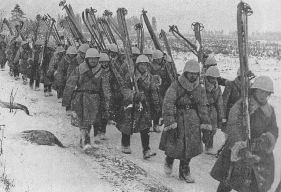 «Они шли через Неву, как на расстрел…»