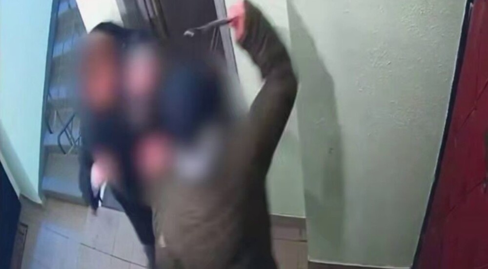 Мужчина ударил пожилую соседку, к которой часто приезжают интернет-заказы