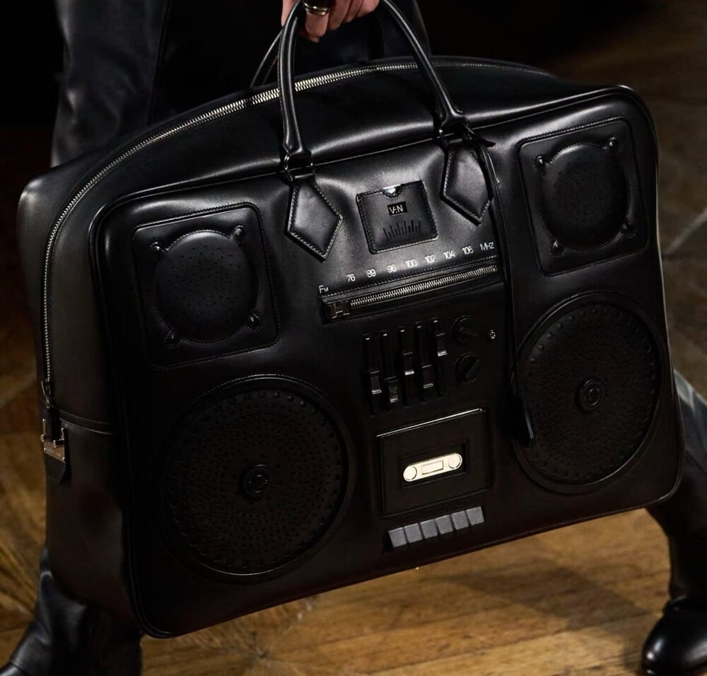 Представлена сумка в виде бумбокса