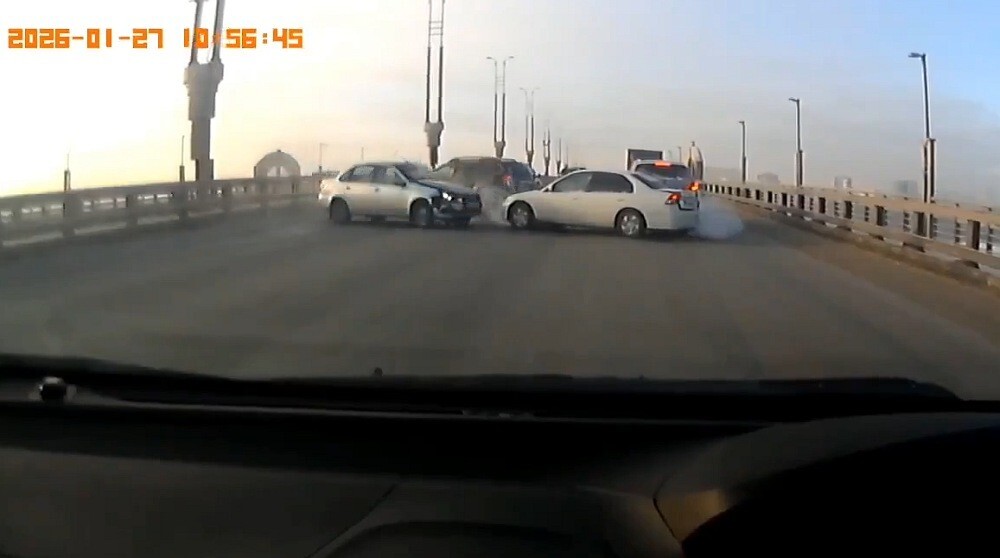 Массовое ДТП на метромосту в Омске