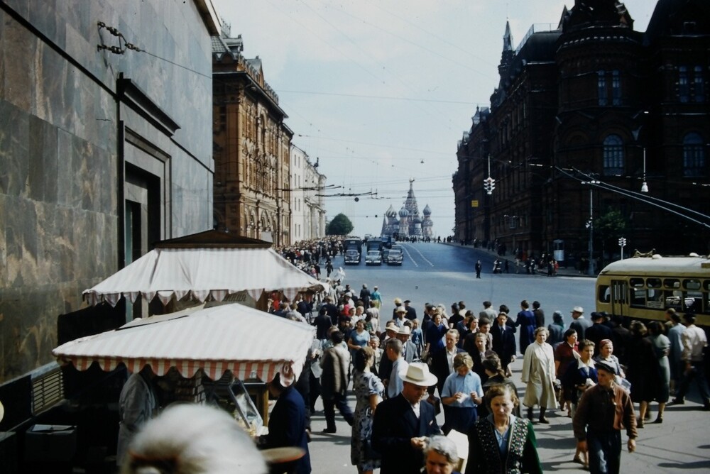 А это уже вид с крыльца гостиницы "Москва" в Москве. Самый центр столицы.