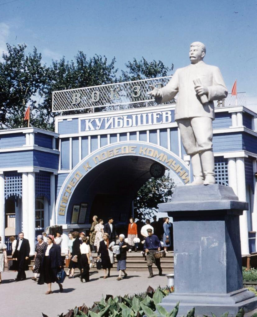 Проход к вокзалу в Куйбышеве.