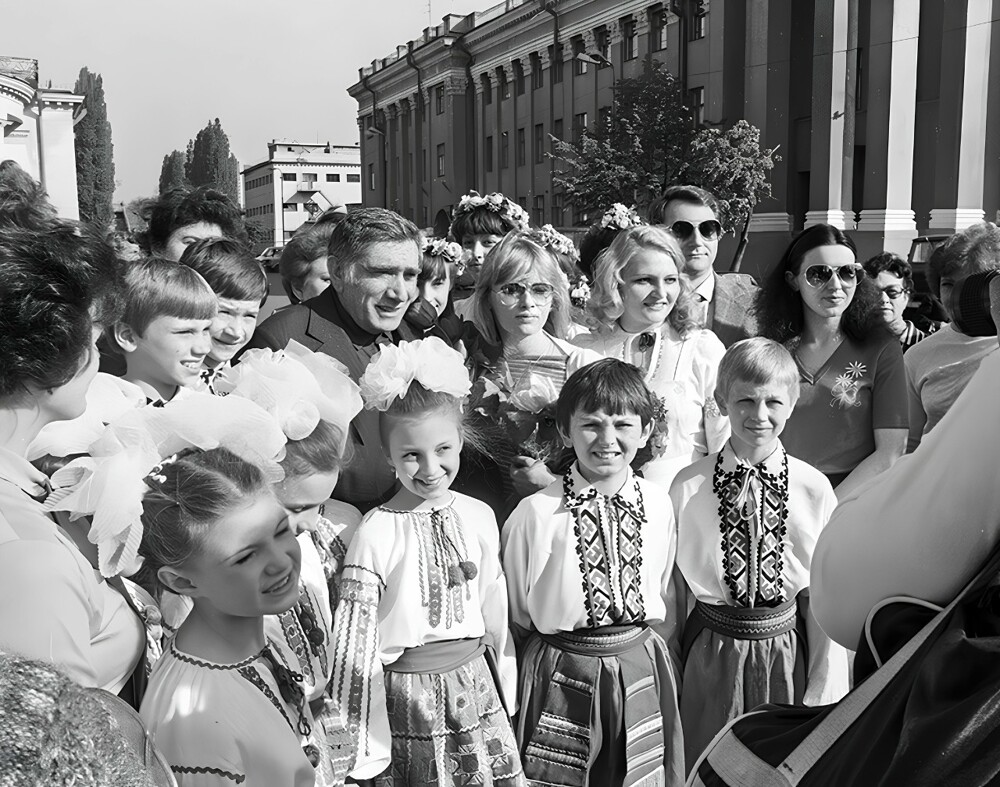 Армен Джигарханян среди юных зрителей на XVII Всесоюзном кинофестивале, 1984 год.