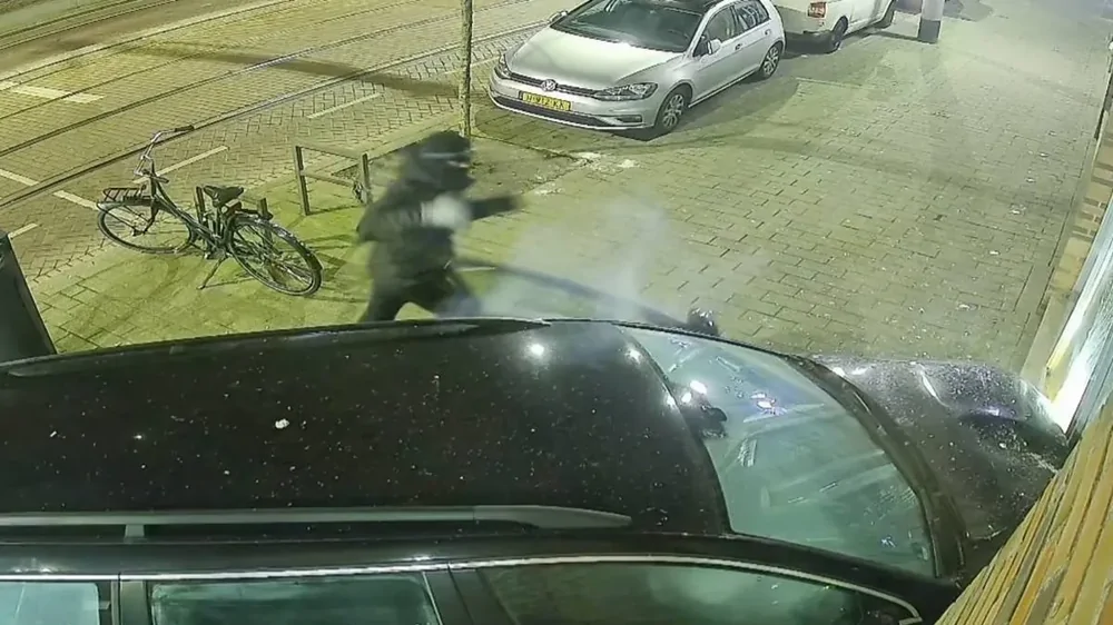 В Роттердаме автомобиль протаранил ювелирный магазин: ограбление не удалось