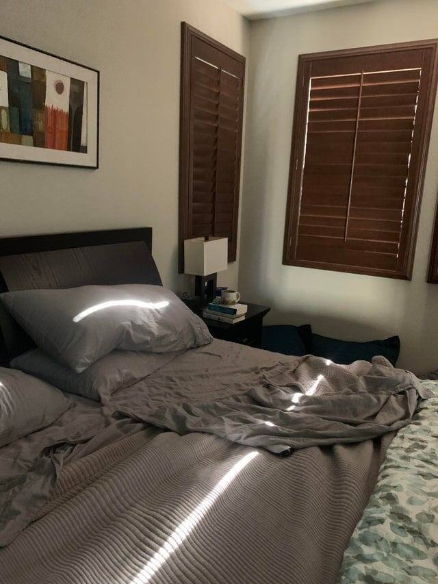 9. «Вот так свет падает на нашу кровать в 8 утра»