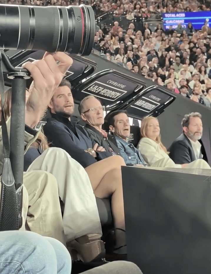 6. Ножки Лиама Хемсворта