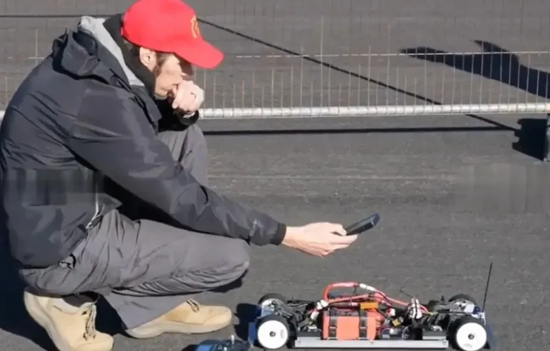 Инженер собрал самую быструю в мире радиоуправляемую машинку