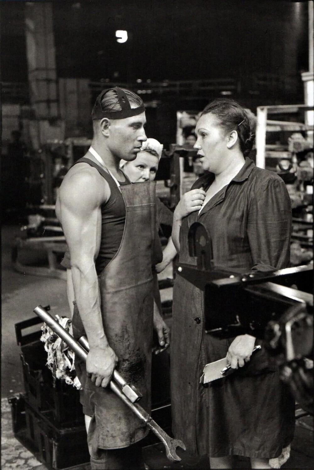 13. Рабочий и начальник цеха на автомобильном заводе ЗиС, Москва, 1954 год