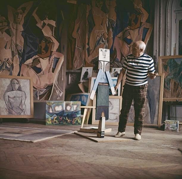 12. Пабло Пикассо в своём доме, примерно 1960 год