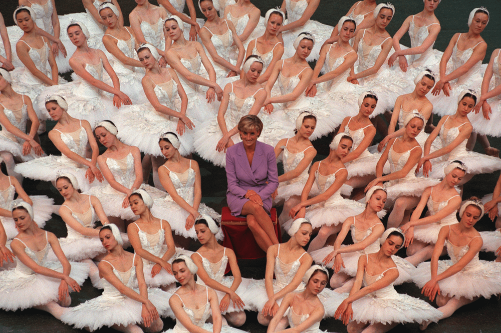 18. Принцесса Диана позирует с полным составом труппы Английского национального балета в постановке «Лебединое озеро», 3 июня 1997 года