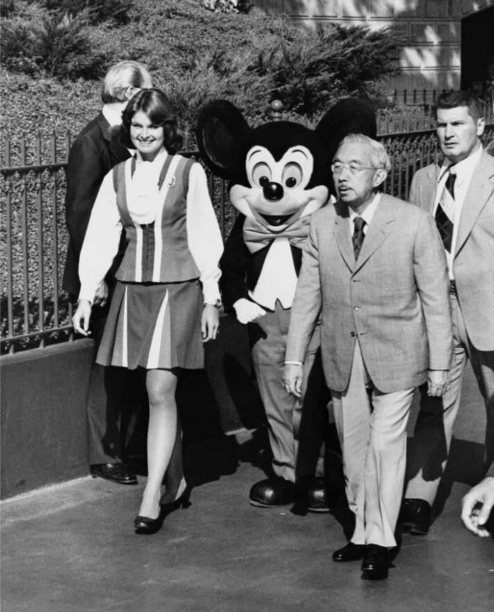 16. Хирохито, император Японии, посещает Диснейленд во время визита в США, июнь 1975 года