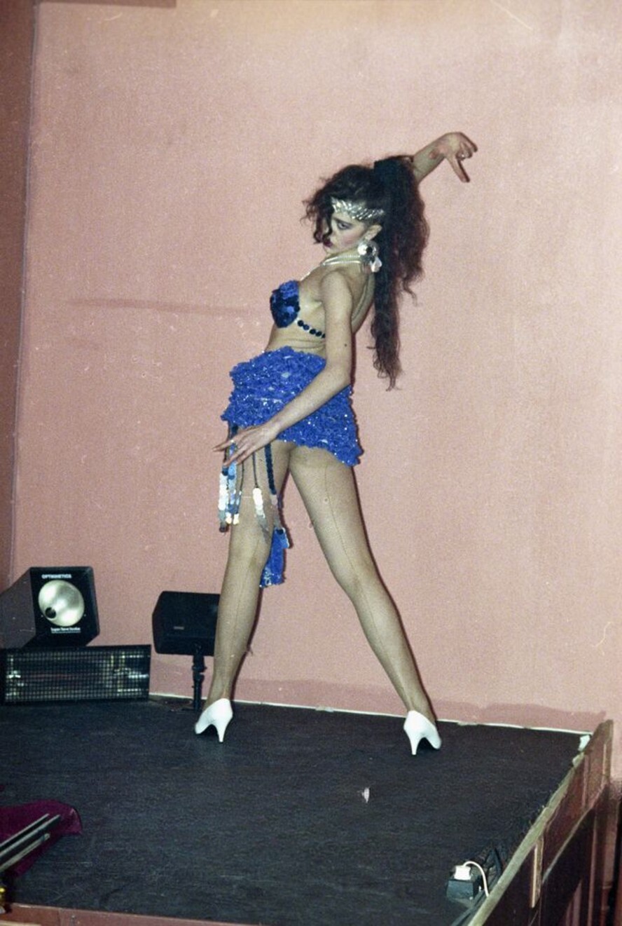 Танцовщица клуба «Night Flight» на Тверской улице в Москве, 1992 год
