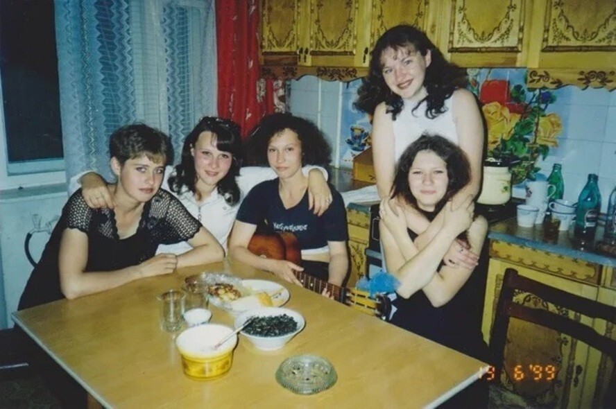 Девушки культурно отдыхают,1999 год.