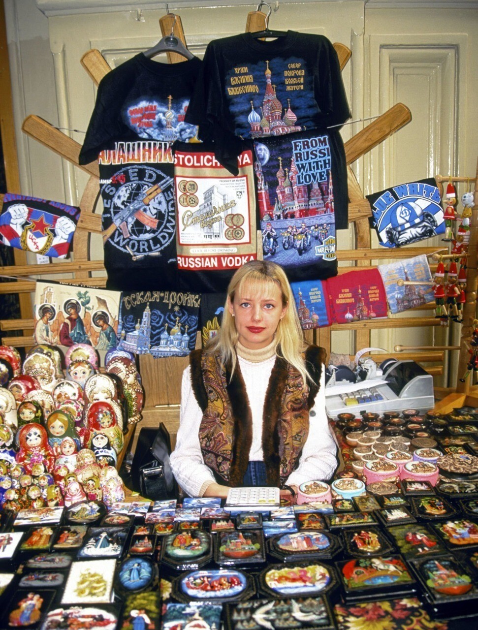Девушка-продавец в ГУМе, 1998 год.