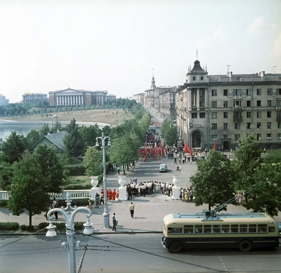 Коммунистическая улица, минчане смотрят парад. Непривычно, что на набережной Свислочи так пусто.