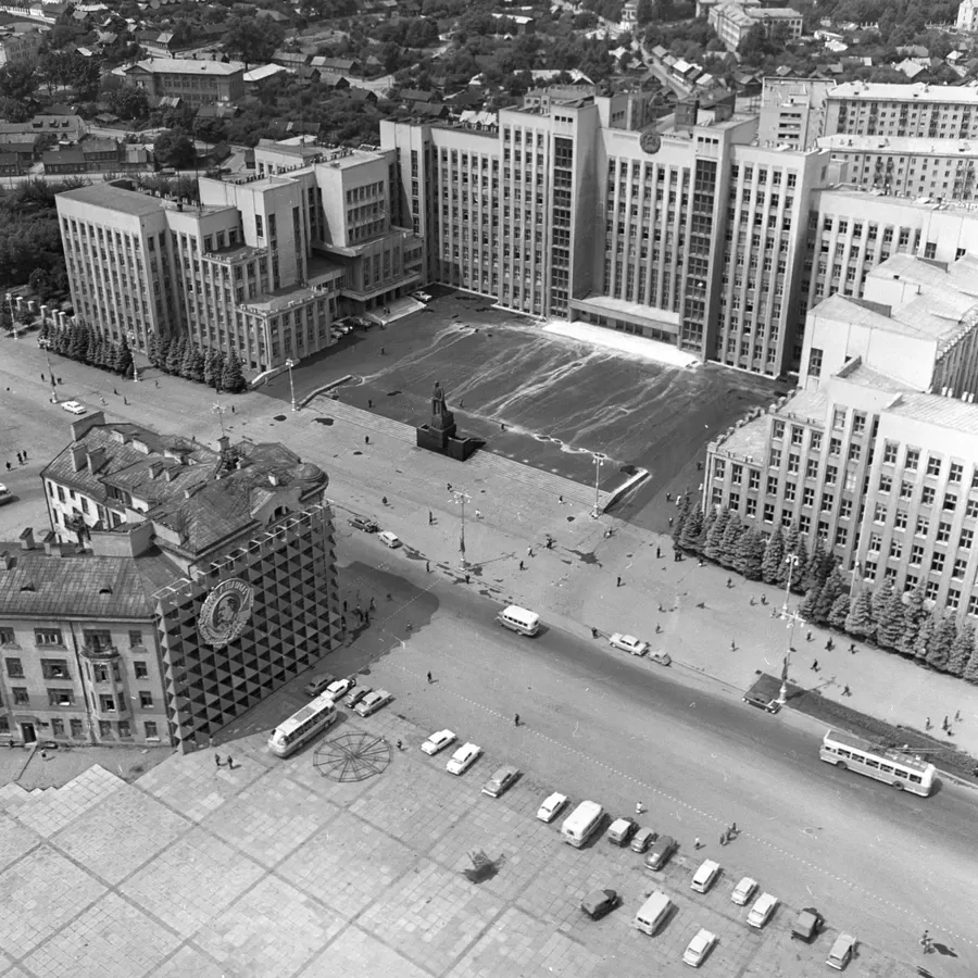 Прямо по центру площади Ленина - пятиэтажное здание.  Находилось на углу улицы Советской и Земледельческого переулка.