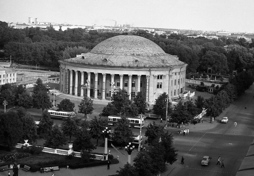 Новенький Минский цирк. Здание цирка было сдано в эксплуатацию в 1958 году, а первое представление прошло 11 февраля 1959 года.
